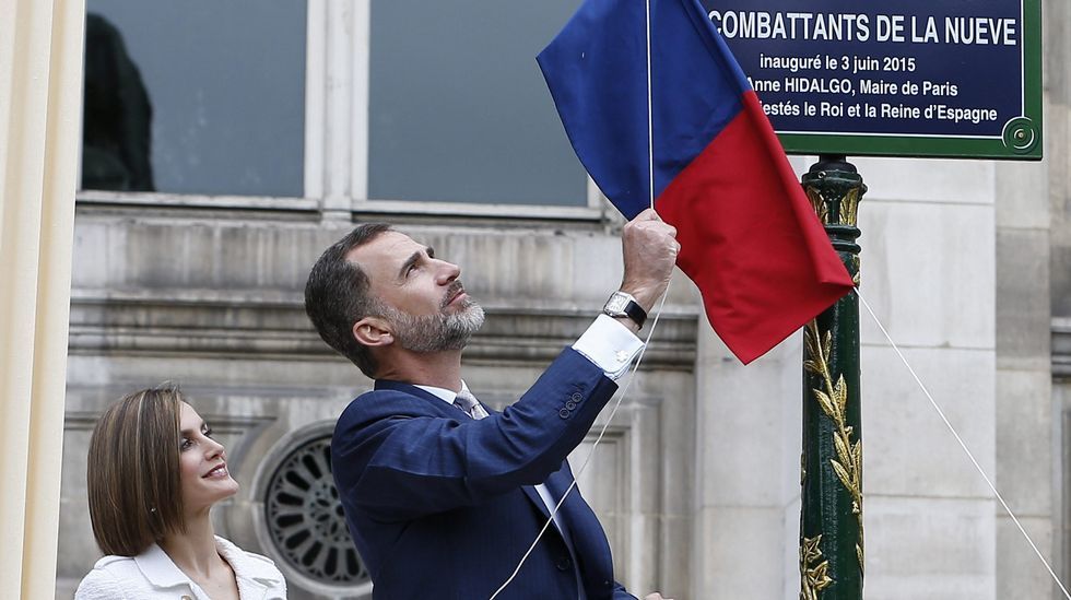 El rey Felipe VI descubre la placa del «Jardín de los combatientes de La Nueve»