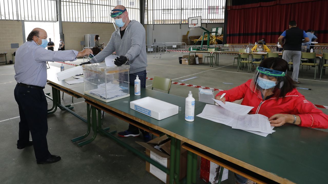 Por el coronavirus, Viveiro reubicó dos mesas electorales en la casa consistorial, donde en algunos momentos se formaron colas