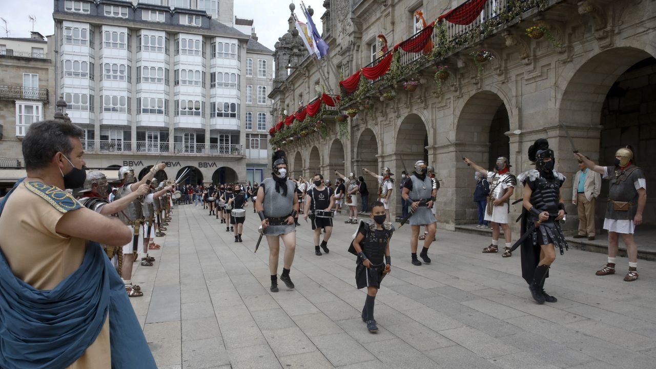 A Cohors II Lucensium e a Guardia Pretoriana percorreron o casco histórico e fixeron unha homenaxe floral na Mosqueira