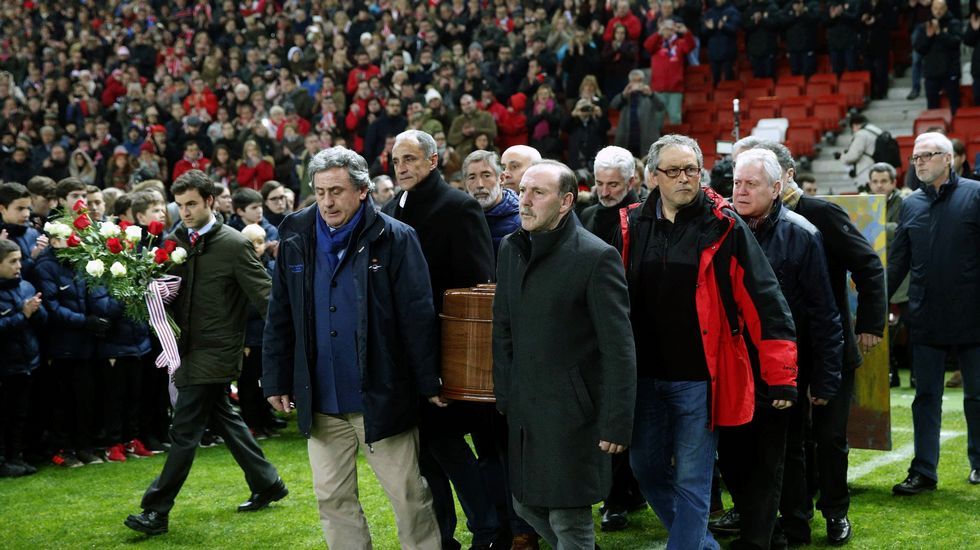 .El estadio de El Molinón acoge el funeral por Enrique Castro  Quini , exjugador del Sporting, con las tribunas abiertas al público