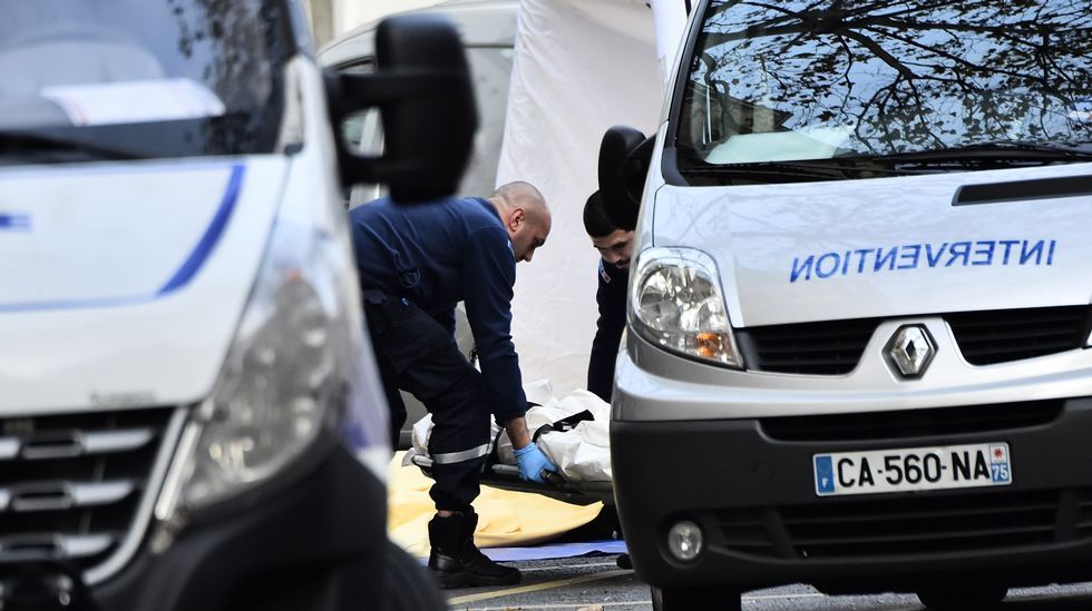 Abrigos abandonados en la calle al lado del Comptoir Voltaire cafe