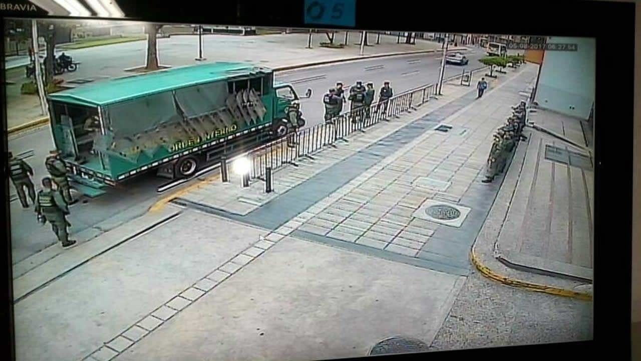 .Soldados de la Guardia Nacional Bolivariana asediando la Fiscalía de Venezuela, sede del Ministerio Público de Venezuela