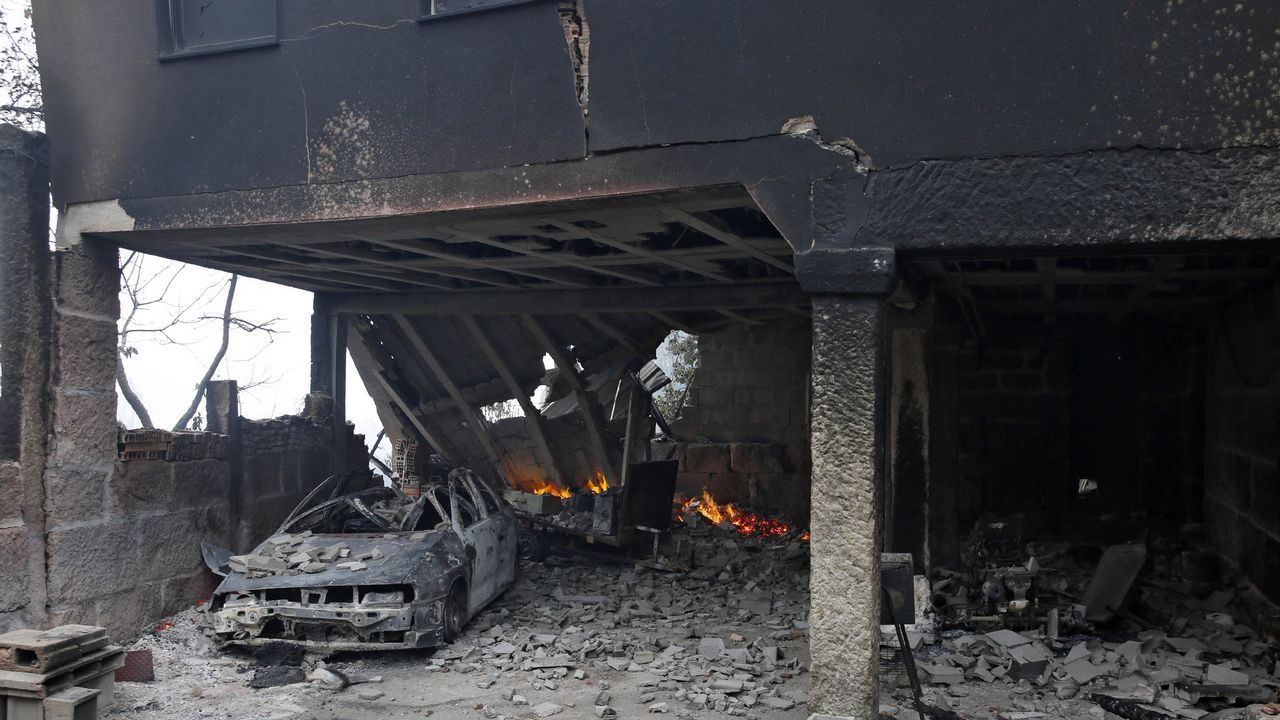 Casas quemadas en Moces (Concello de Melón) a causa del incendio forestal.