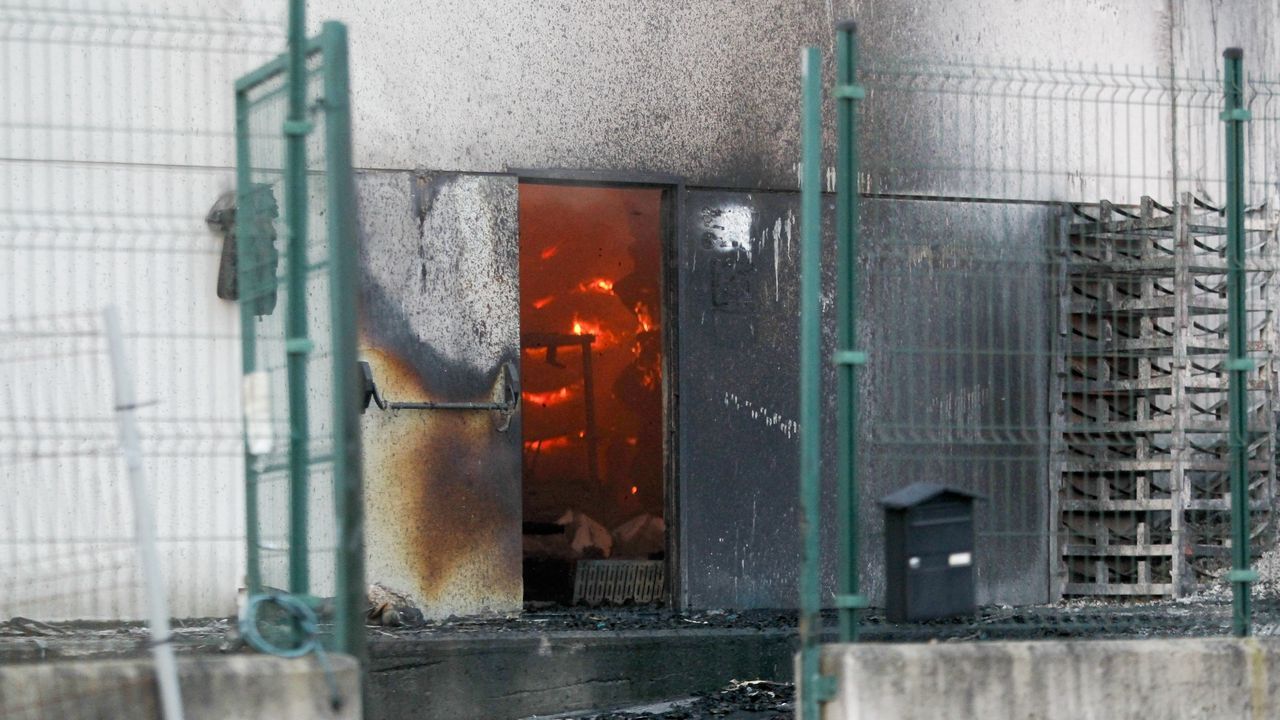Así amaneció tras el incendio la fábrica de bolsas de papel de Narón