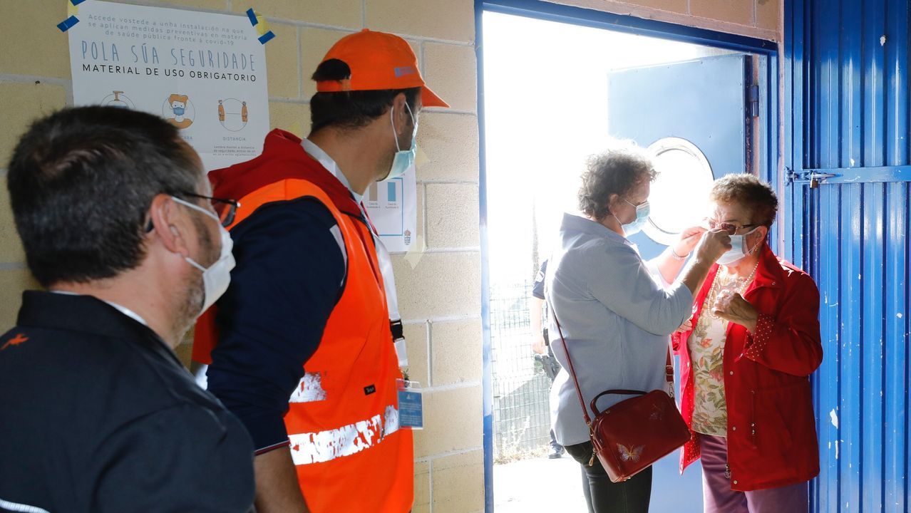 Por el coronavirus, Viveiro reubicó dos mesas electorales en la casa consistorial, donde en algunos momentos se formaron colas