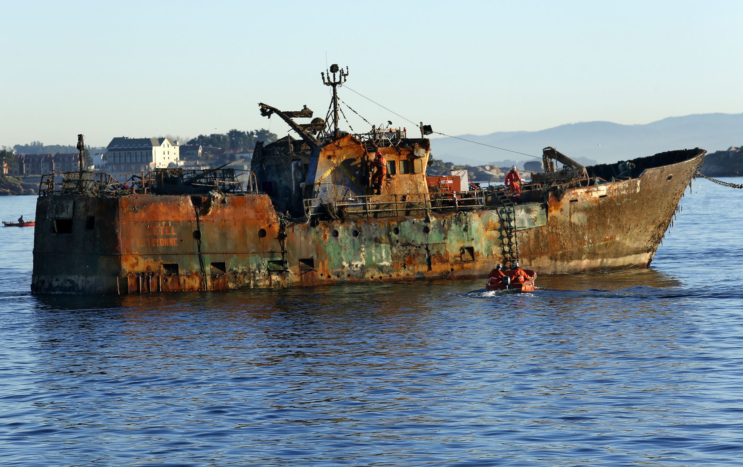 O barco L'Etel abandonou  Ribeira despois de das dcadas da sa chegada e vintetrs meses afundido no fondo da drsena, 15/12/2021