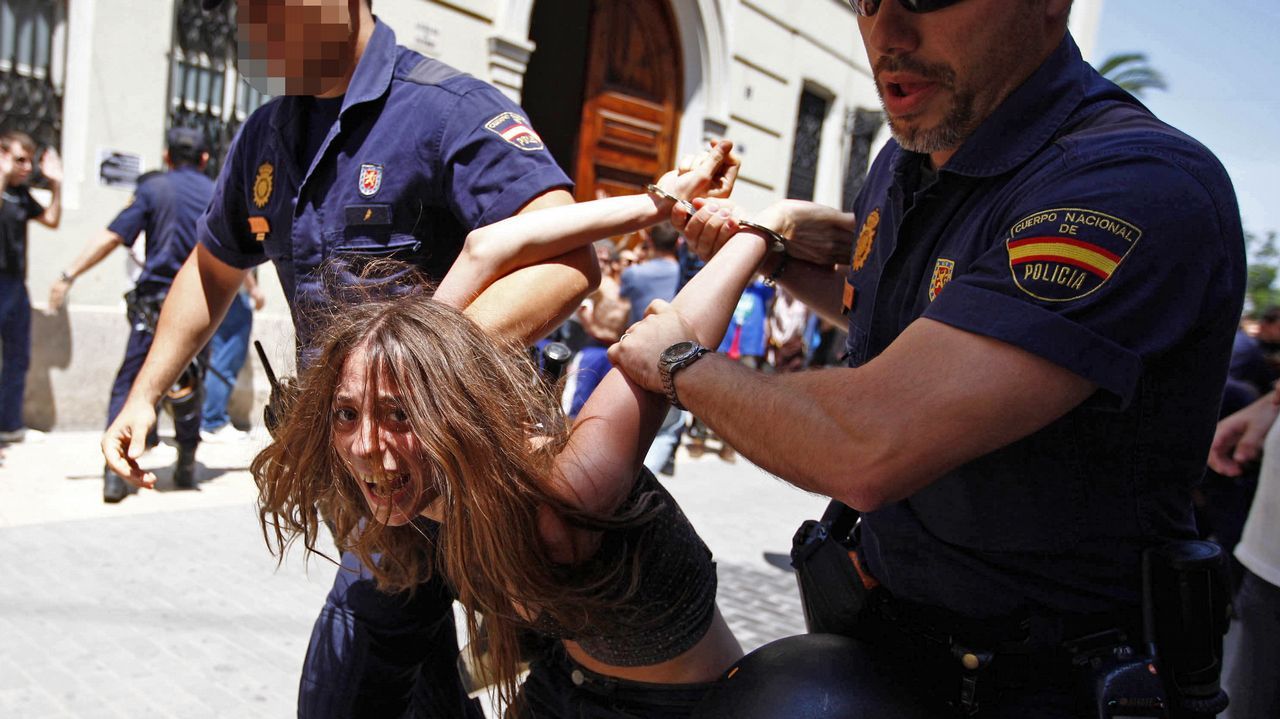 Todas las im�genes de la visita de Felipe VI a Boqueix�n.La madre de los peque�os de Godella fue detenida en el 2011 en Valencia en una protesta de los  indignados del 15M, y acusada de des�rdenes p�blicos y atentado a la autoridad, por lanzar botellas y propinar patadas a los agentes