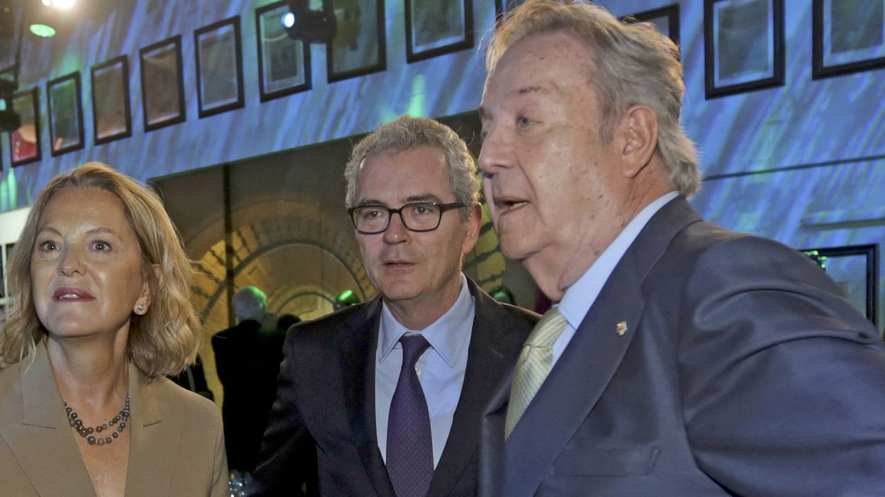 Flora Pérez, vicepresidenta de la Fundación Amancio ORtega y Pablo Isla, presidente de Inditex, junto a Santiago Rey, presidente y editor de La Voz .Salomé Fernández-San Julián, vicepresidenta de la Fundación Santiago Rey Fernández-Latorre y su hija Salomé de la Torre