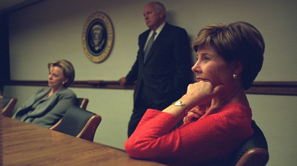 La primera dama, Laura Bush, en el centro de operaciones de emergencia de Washington horas después de los atentados del 11-S