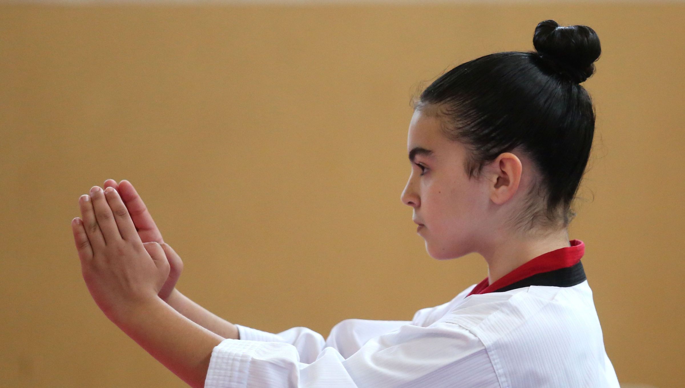 Unha deportista realiza o seu exercicio de t�cnica nun campionato de taekuondo en Cambados. 13/05/2023