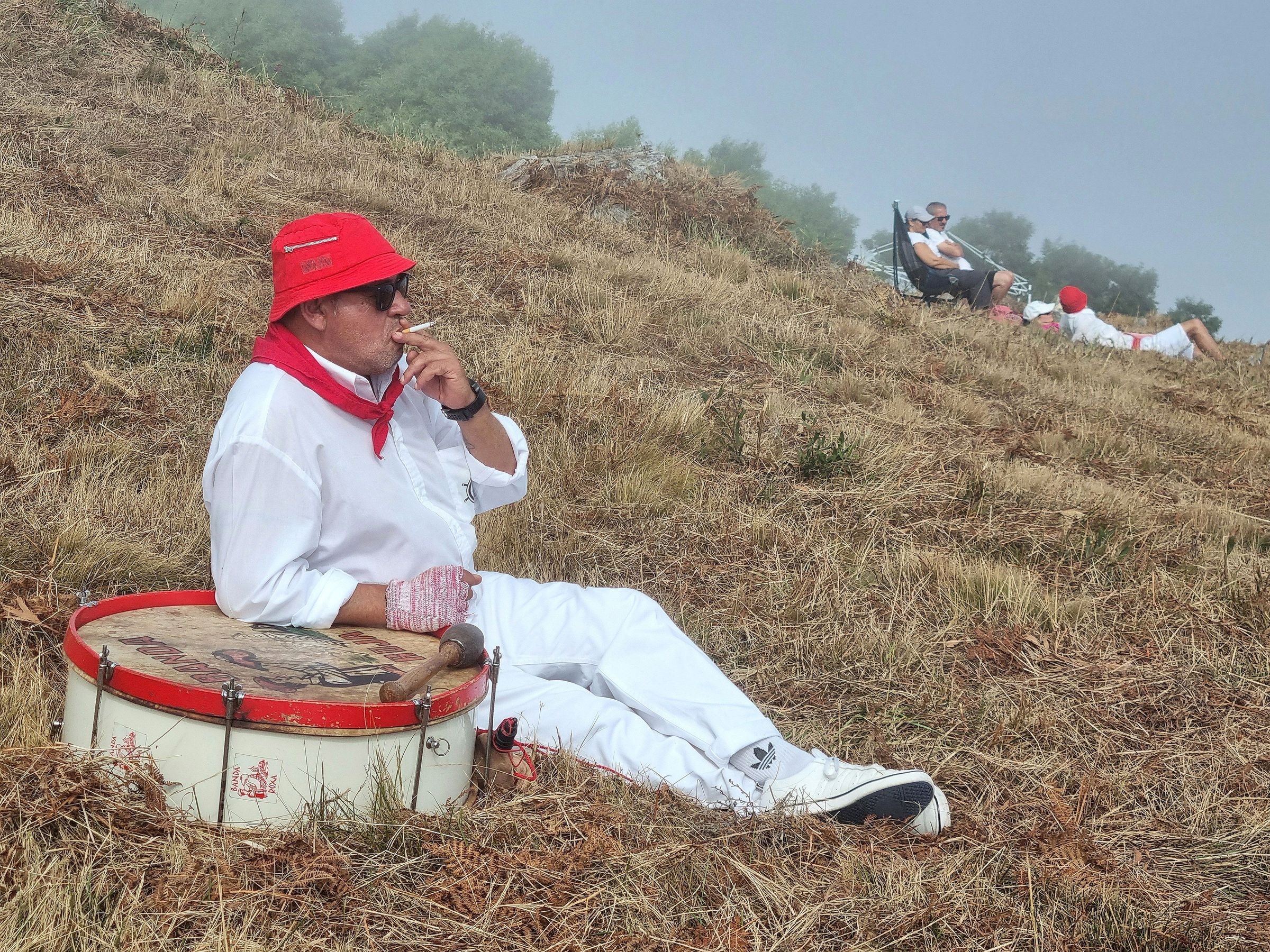 Tomndose un respiro antes de subir ao monte santa Trega nas Festas do Monte da Guarda. 11/08/2024