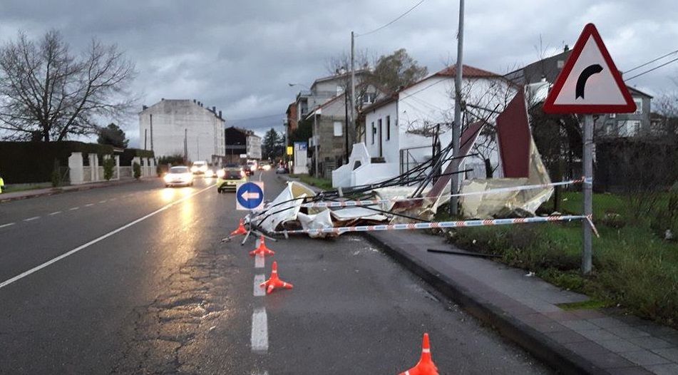 ASÍ HA CASTIGADO EL TEMPORAL A OURENSE.También las vallas publicitarias sufrieron las consecuencias de Elsa en Verín