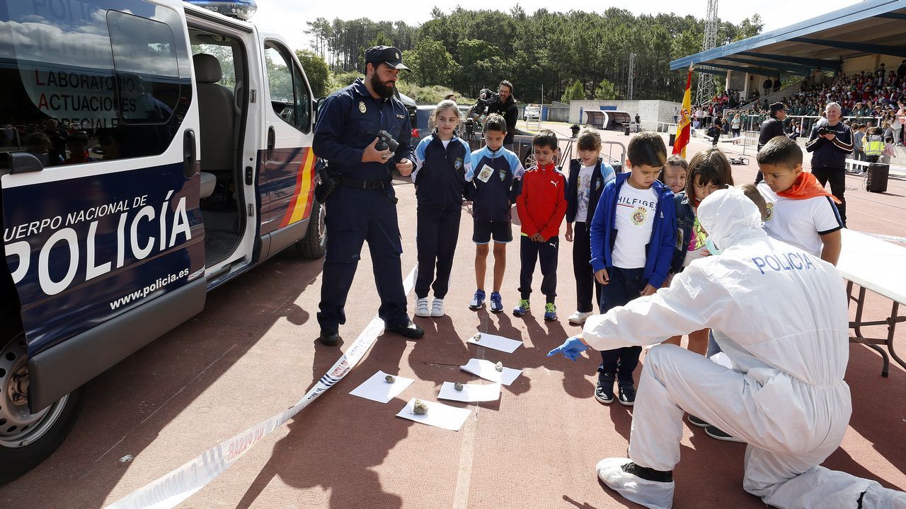 Exhibicion de la Policía Nacional para los escolares de Ribeira con helicoptero, caballería, perros de rastreo