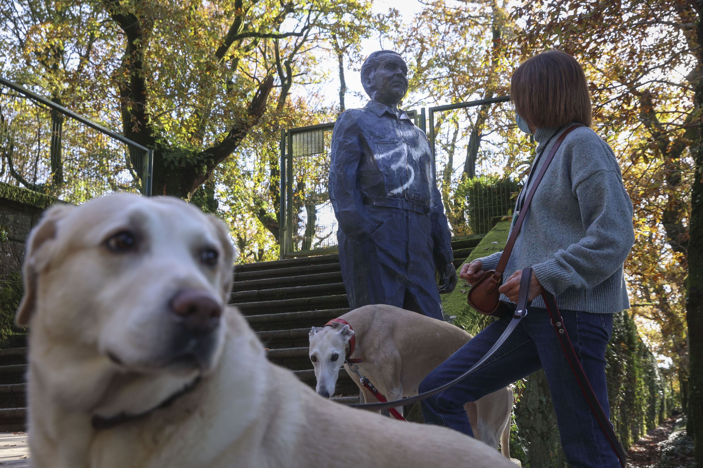 Pintadas na estatua de Garca Lorca da Alameda de Santiago. 12/12/21