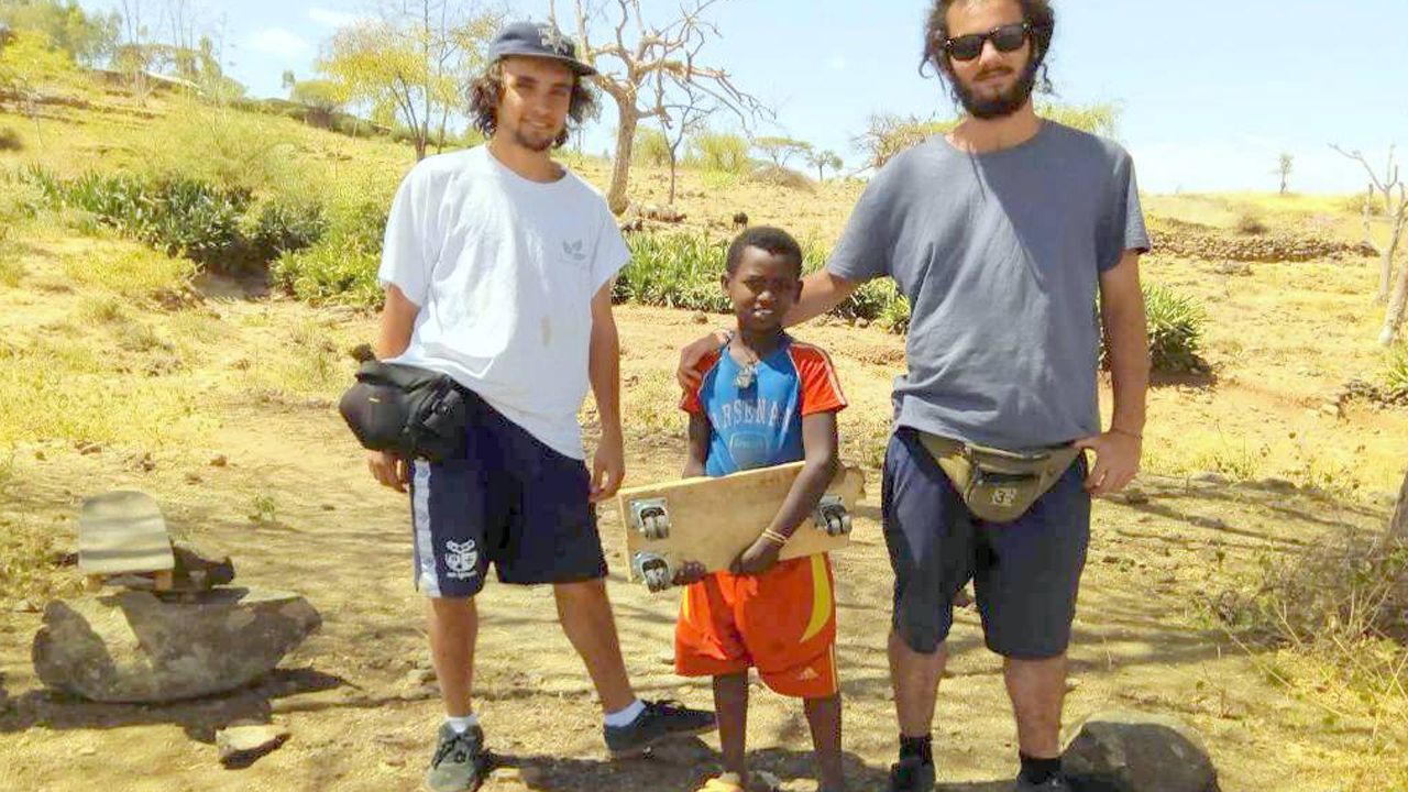 El �skatepark� con ADN asturiano en el coraz�n de �frica.Mar�a Luisa Ord��ez con una ni�a en uno de los campamentos saharauis