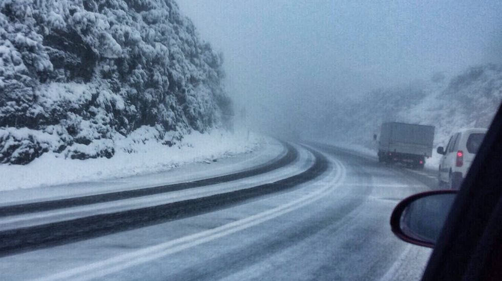 Segundo día de nevadas en Ourense.Nieve en la Ou-536 en Castro Caldelas