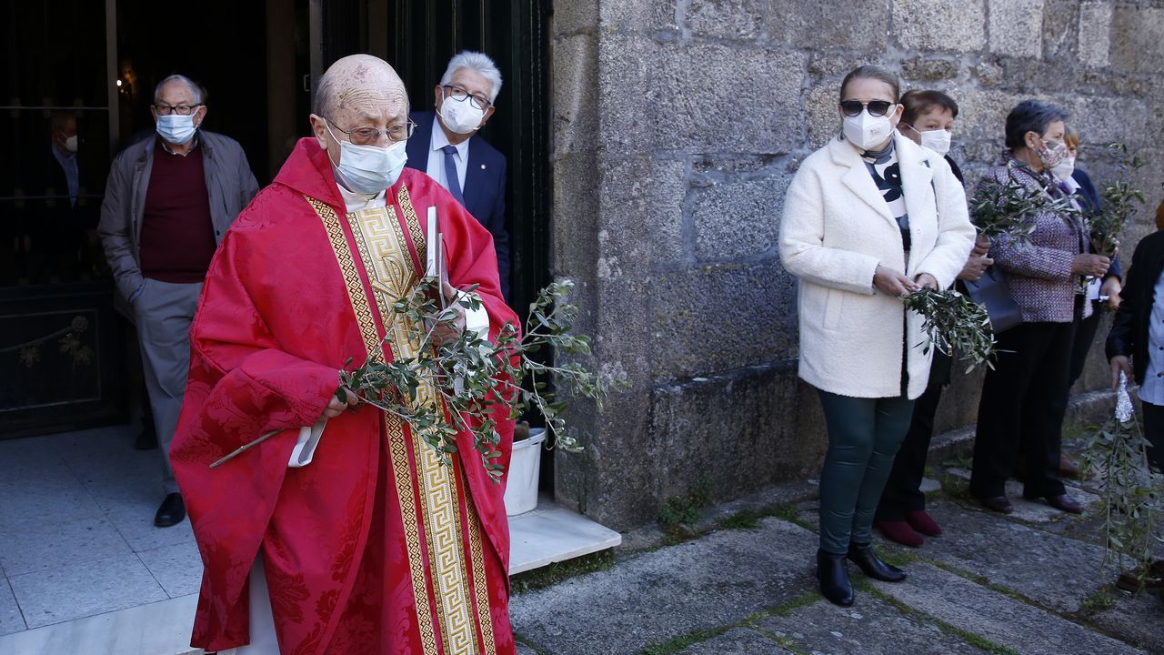 Bendición de ramos en el atrio de la iglesia de A Pobra do Deán
