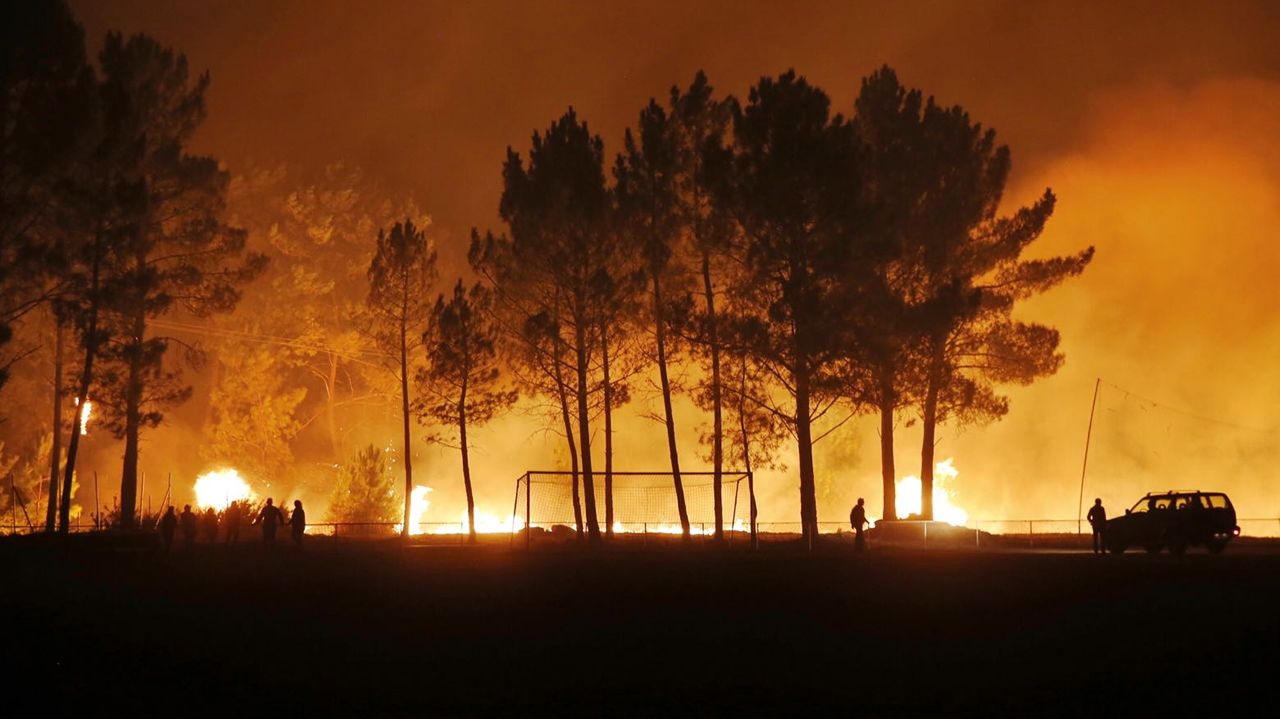 Incendio forestal en el campo de fútbol de Quins, en el concello de Melón