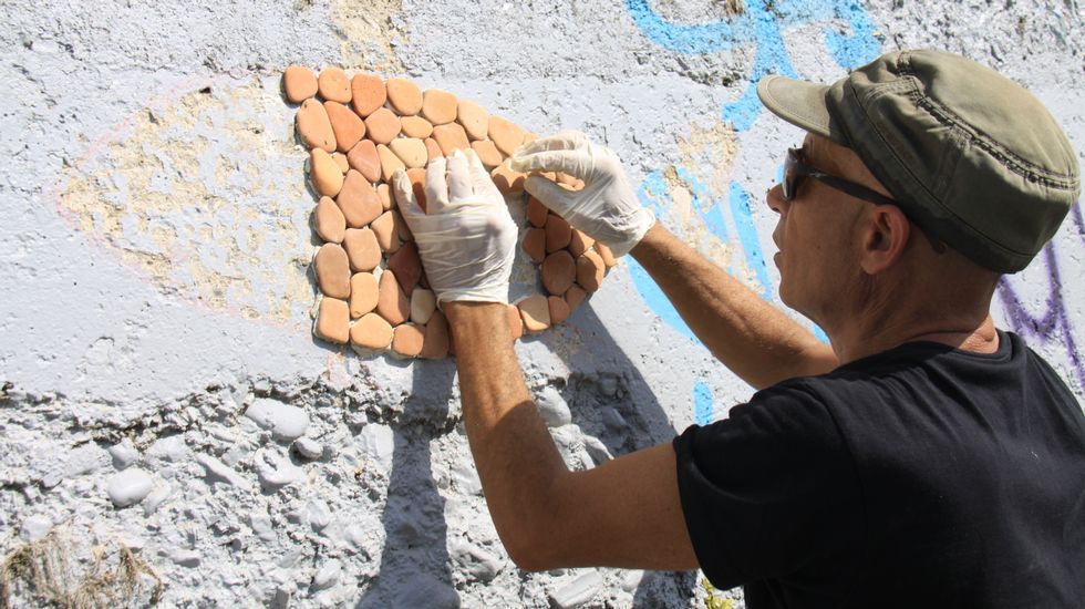 Gerardo Rodríguez, Chere, dirige la elaboración de un mural en el Malecón junto al río Sil