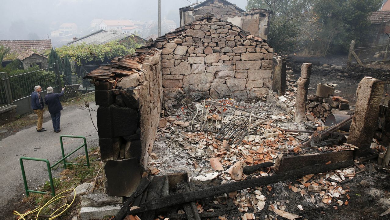 Casas quemadas en Moces (Concello de Melón) a causa del incendio forestal.