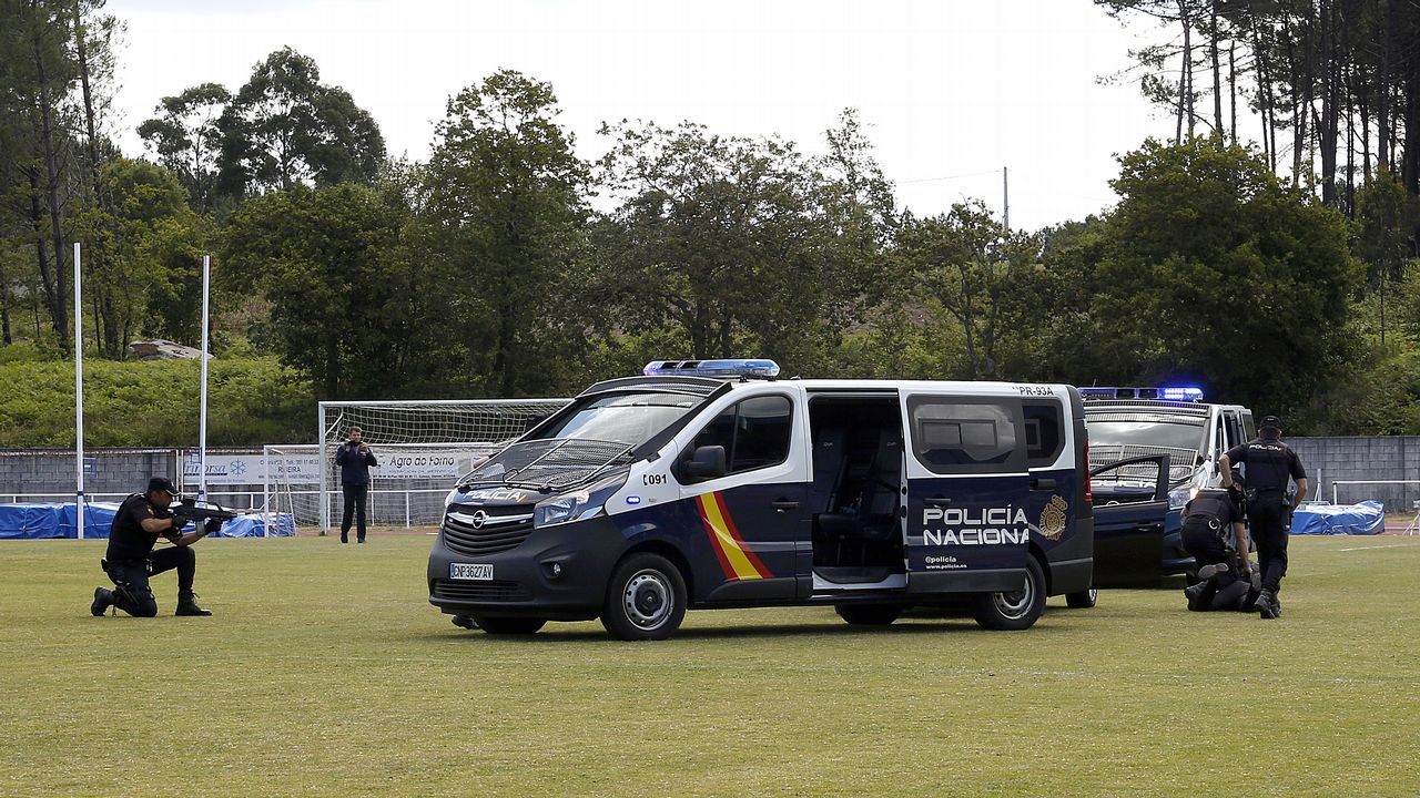 Exhibicion de la Policía Nacional para los escolares de Ribeira con helicoptero, caballería, perros de rastreo