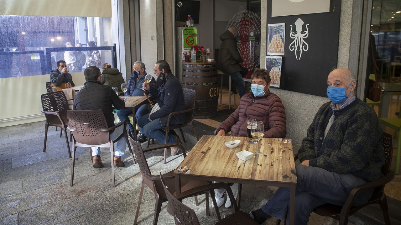 Gente en las terrazas el primer día de cierre perimetral en Boiro