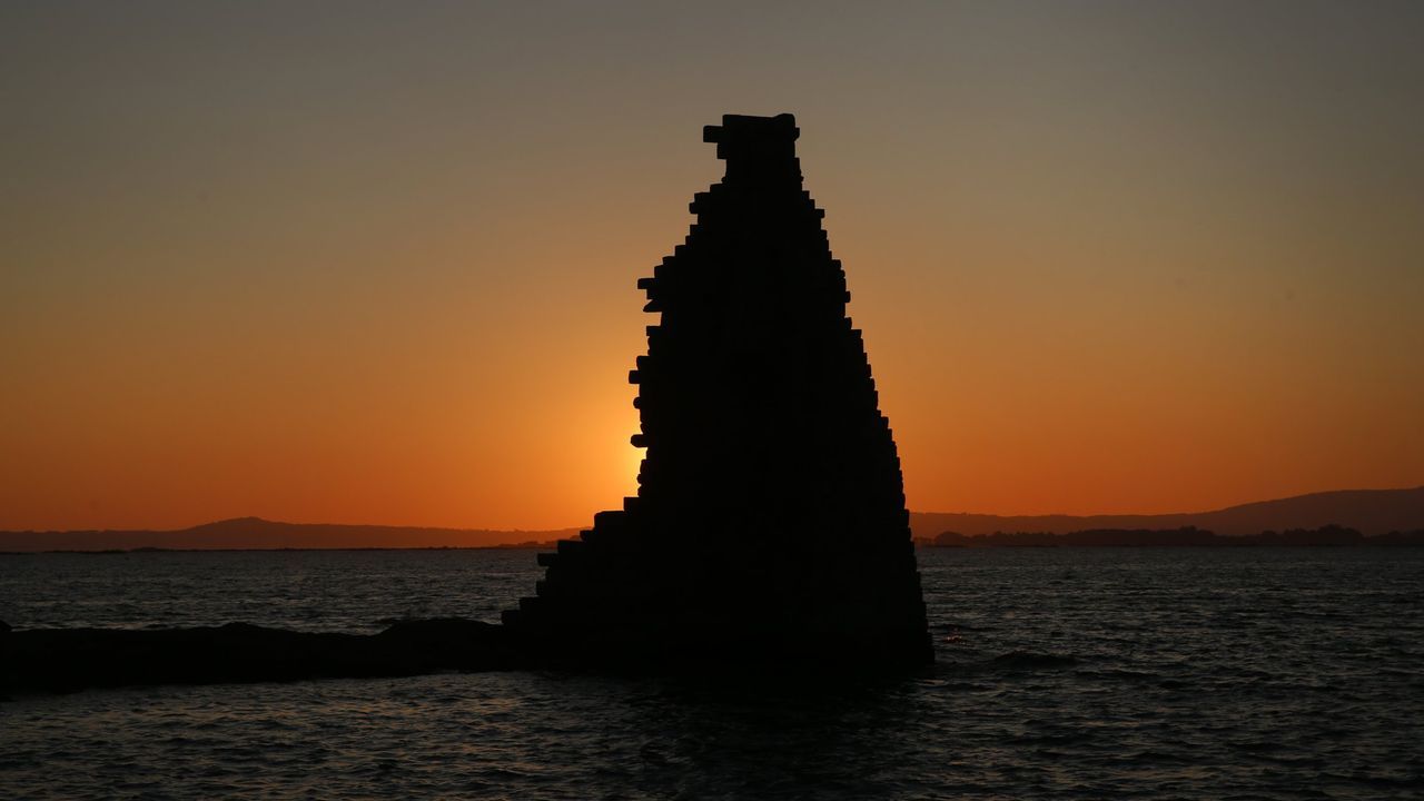 Puesta de sol en la torre de San Sadurniño en Cambados