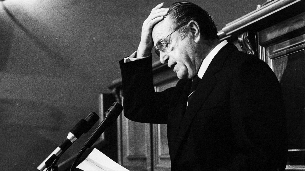 Fernández Albor, primero por la derecha, acompaña a Fraga durante la pegada de carteles del PP en el año 2000