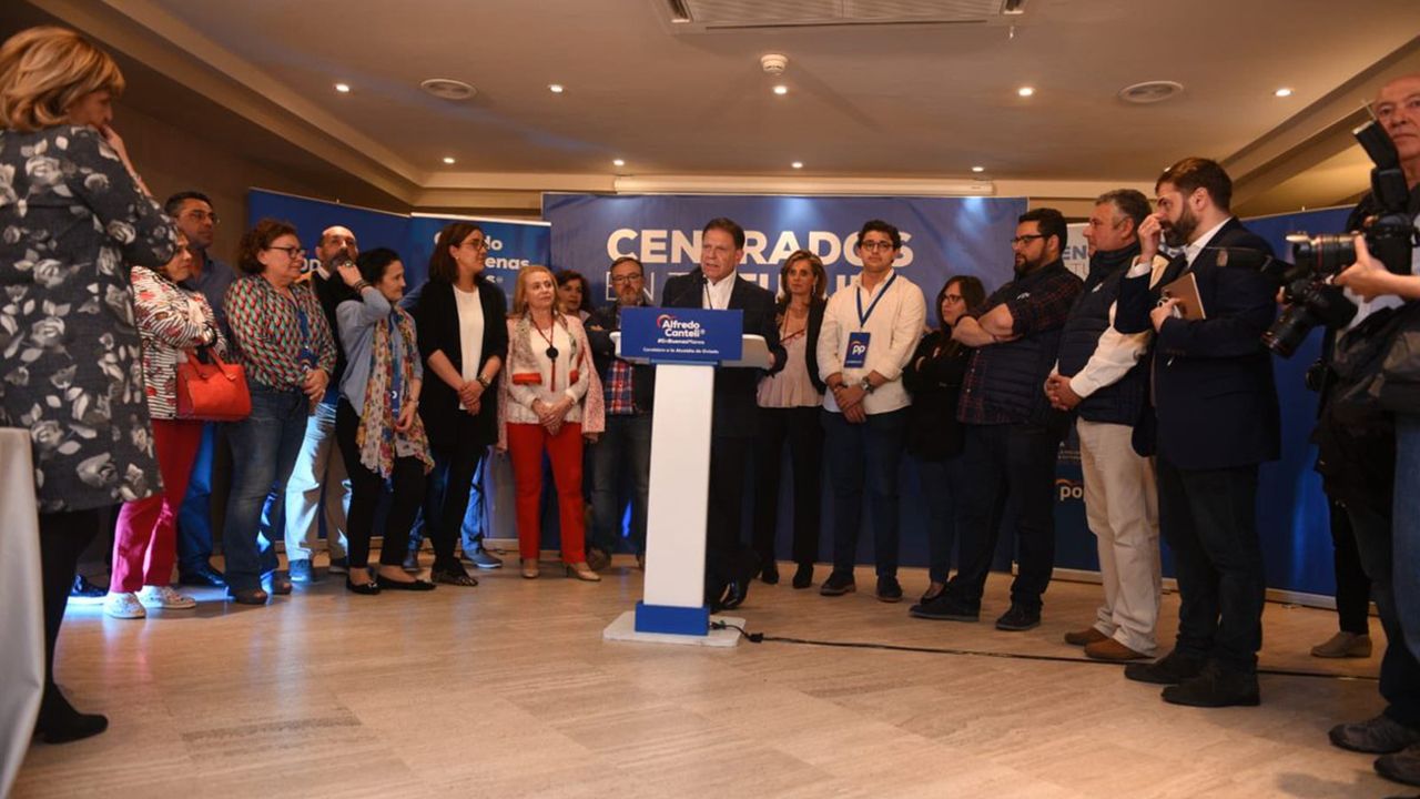 Alfredo Canteli y su equipo tras la victoria en las elecciones municipales