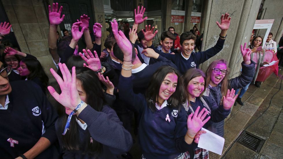 Manos levantadas por el cáncer de mama