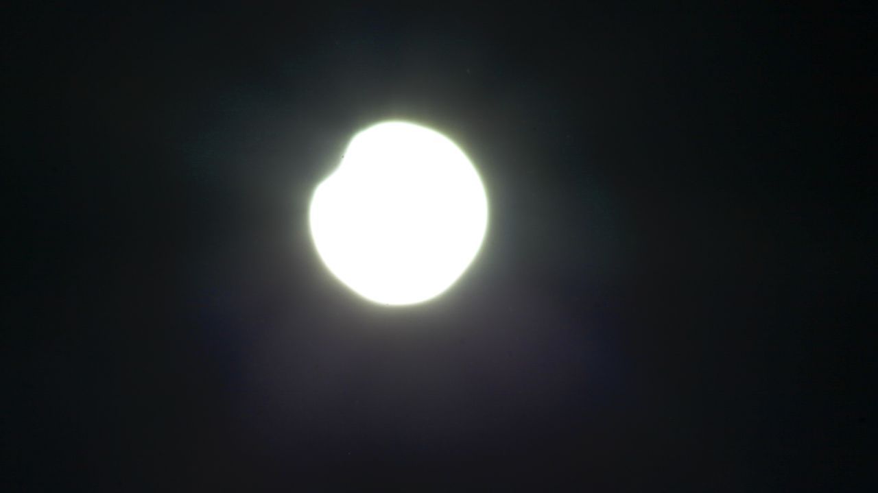 El eclipse a través de una protección para soldar en Lugo