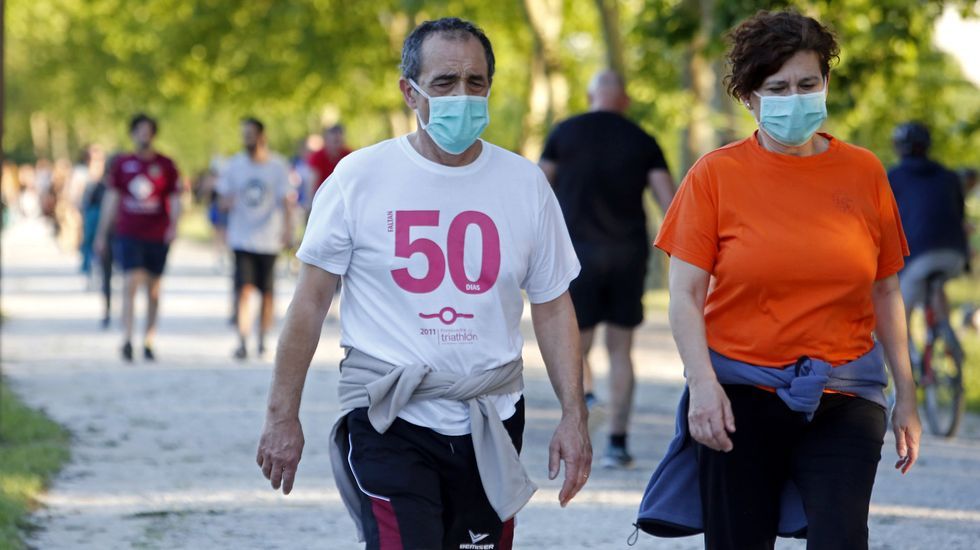 Miles de personas salen a pasear en Pontevedra en el segundo día de la desescalada