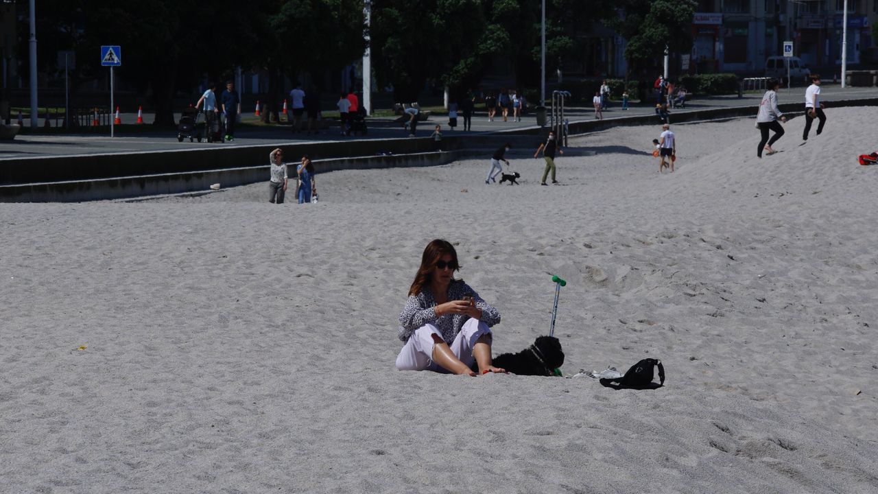 Disfrutando del sol en el paseo marítimo y en las playas en A Coruña