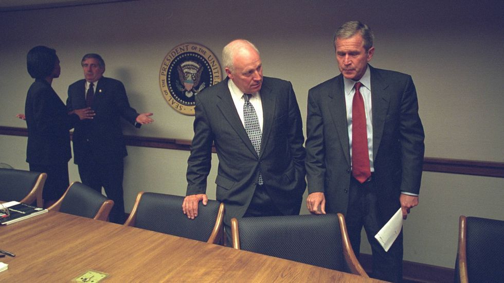 George Bush y Dick Cheney, entonces presidente y vicepresidente, en el centro de operaciones de emergencia en Washington en las horas siguientes al atentado del 11-S