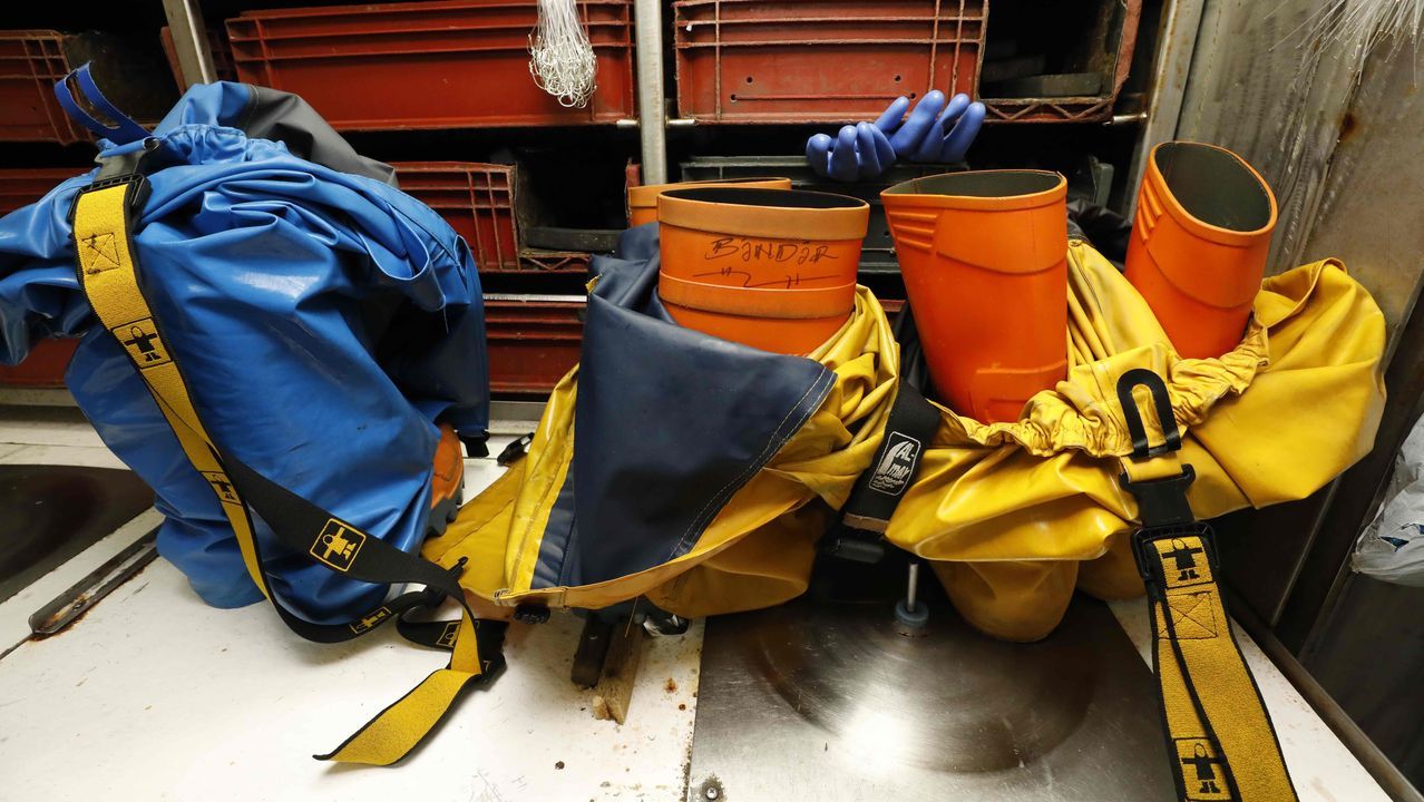 Botas, trajes de agua y arneses de seguridad, preparados para ponerse lo más rápido posible