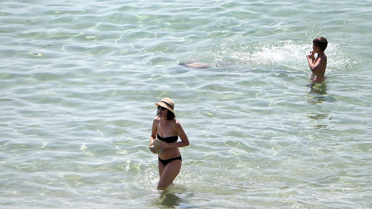 Bañistas en la playa de A Lanzada