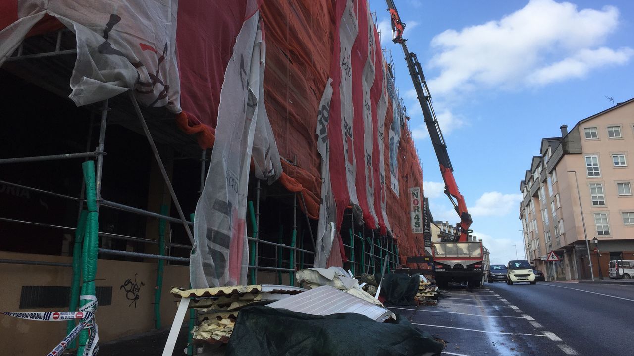 .Arreglan el tejado que voló de un edificio de viviendas en Cambre
