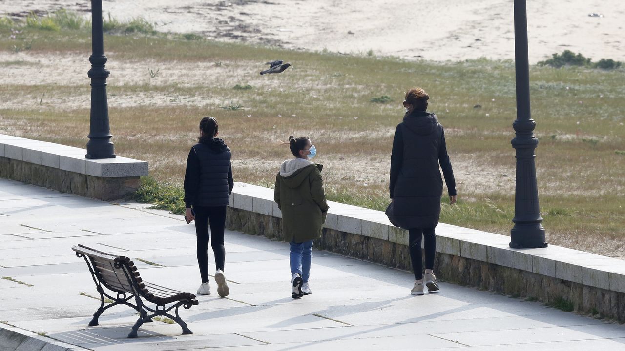 El primer paseo de los niños de Barbanza, en imágenes.Algunos pudieron acercarse al mar