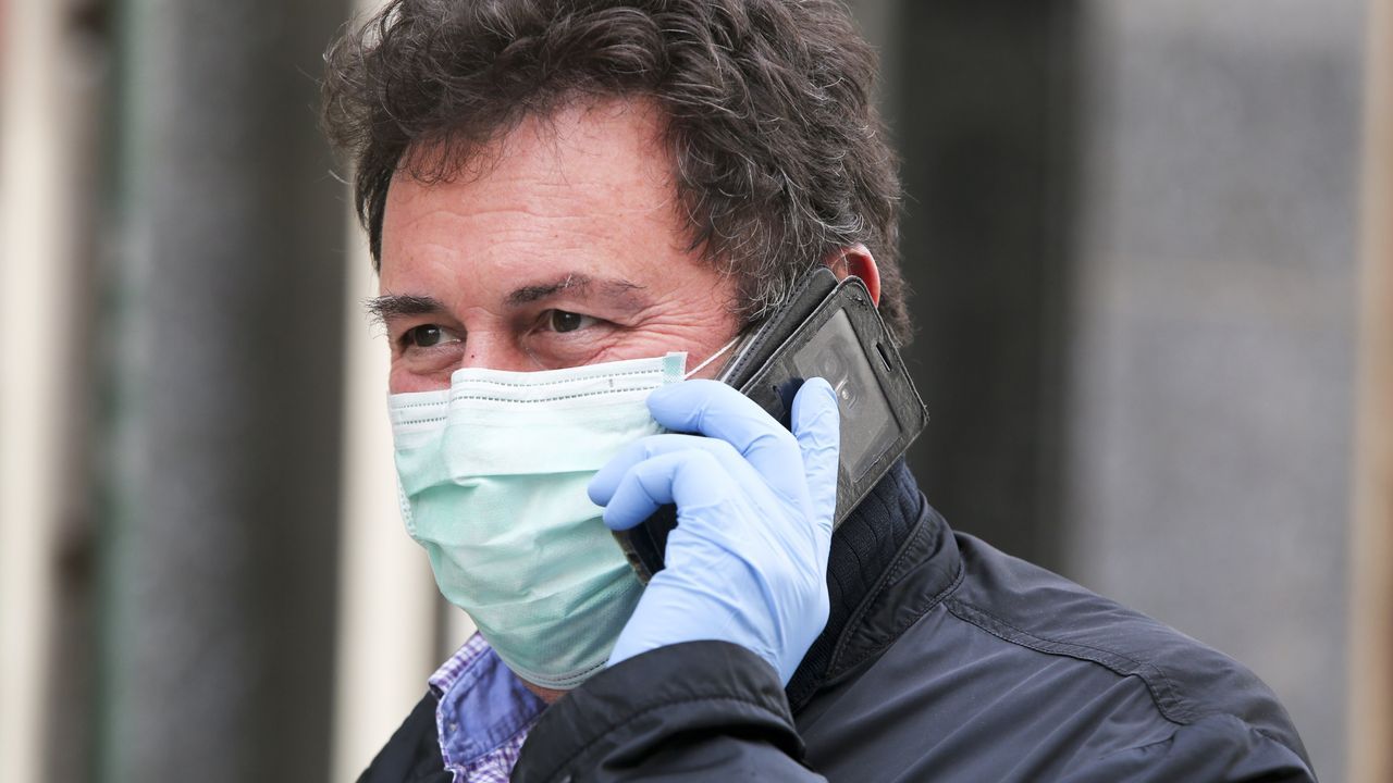 Vecinos de Ferrol con mascarillas protectoras
