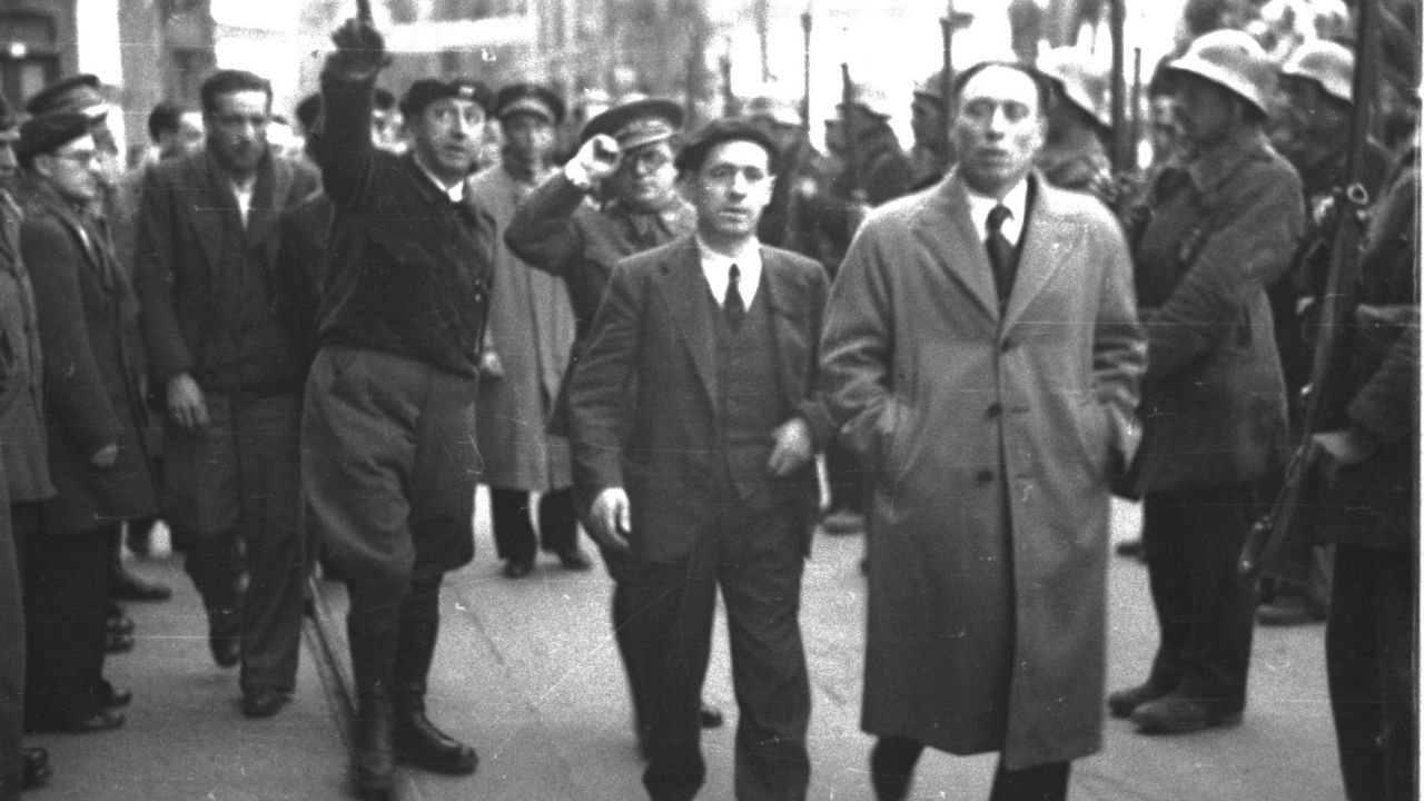 Pasando revista a las tropas del desfile en la conmemoración de la proclamación de la República el 13 de abril de 1937, en una imagen tomada por Constantino Suárez