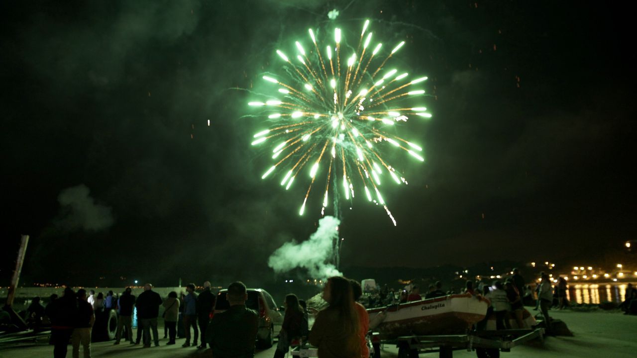 FIESTAS DEL CARMEN DE PORTO DO SON, ÚLTIMO DÍA. FIESTA DEL AGUA Y FUEGOS ARTIFICIALES.