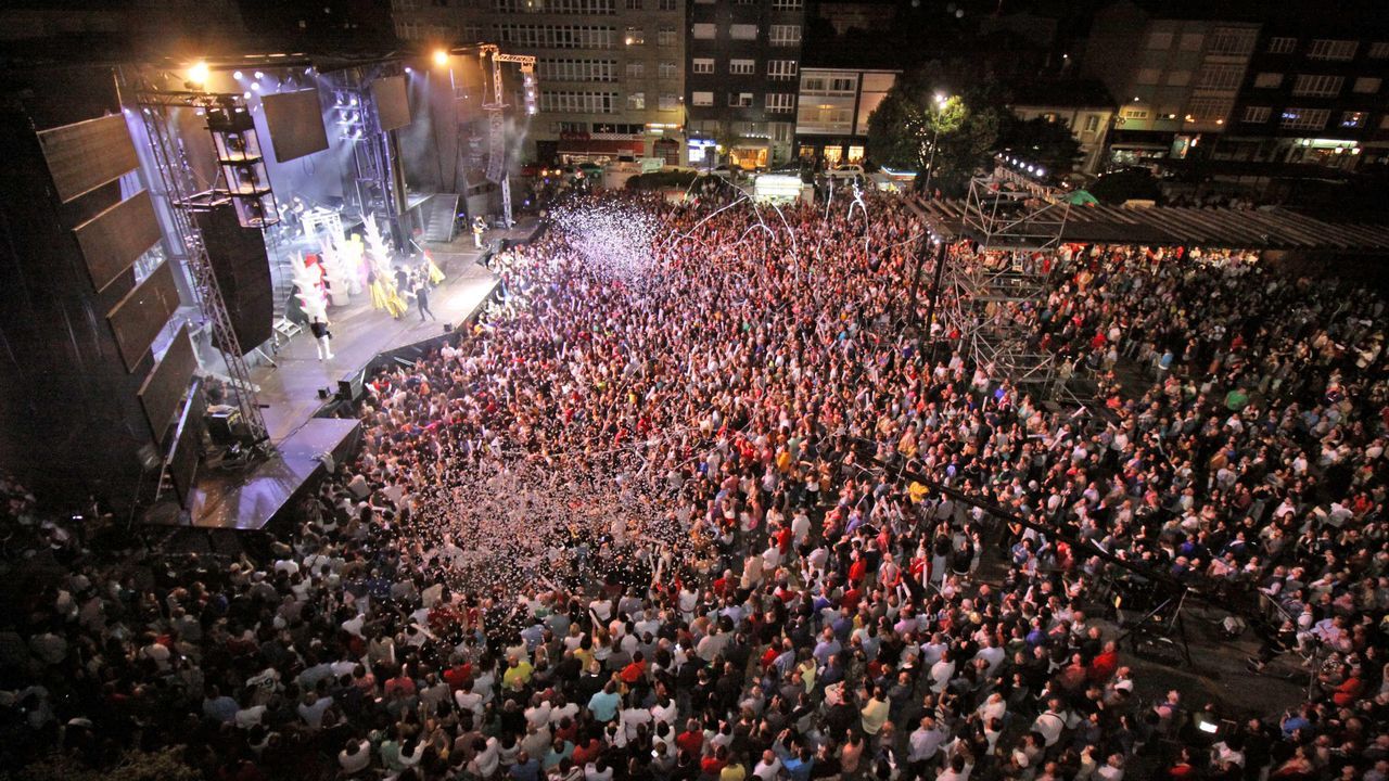ACTUACION DE LA ORQUESTA PANORAMA EN LA PLAZA DE GALICIA DE BOIRO DENTRO DE LA PROGRAMACION DE LAS FIESTAS DEL VERANO