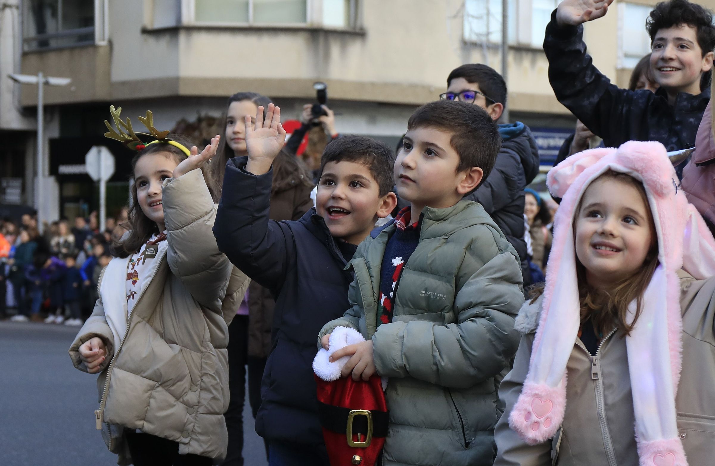 Nenos saudan aos Reis Magos de Oriente en santiago. 05/01/2023