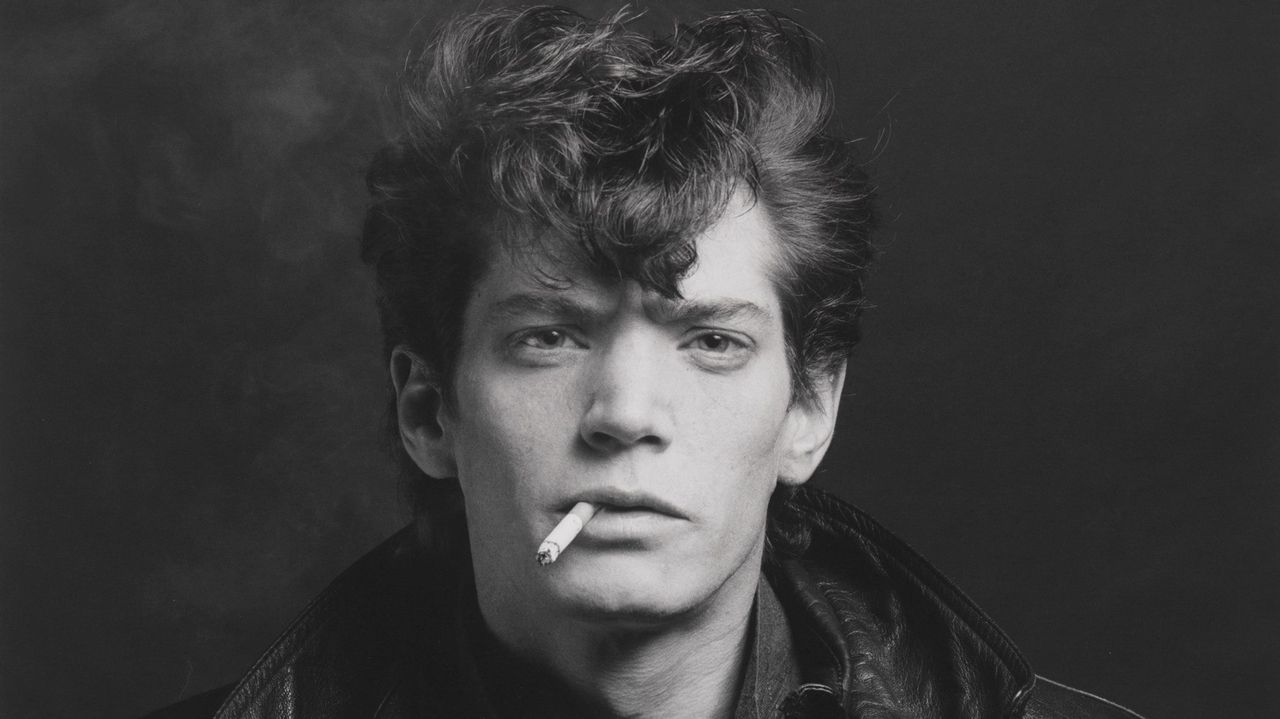 Detalle de un autorretrato de Robert Mapplethorpe de 1980 en una reproducción cedida por el museo Guggenheim de Nueva York