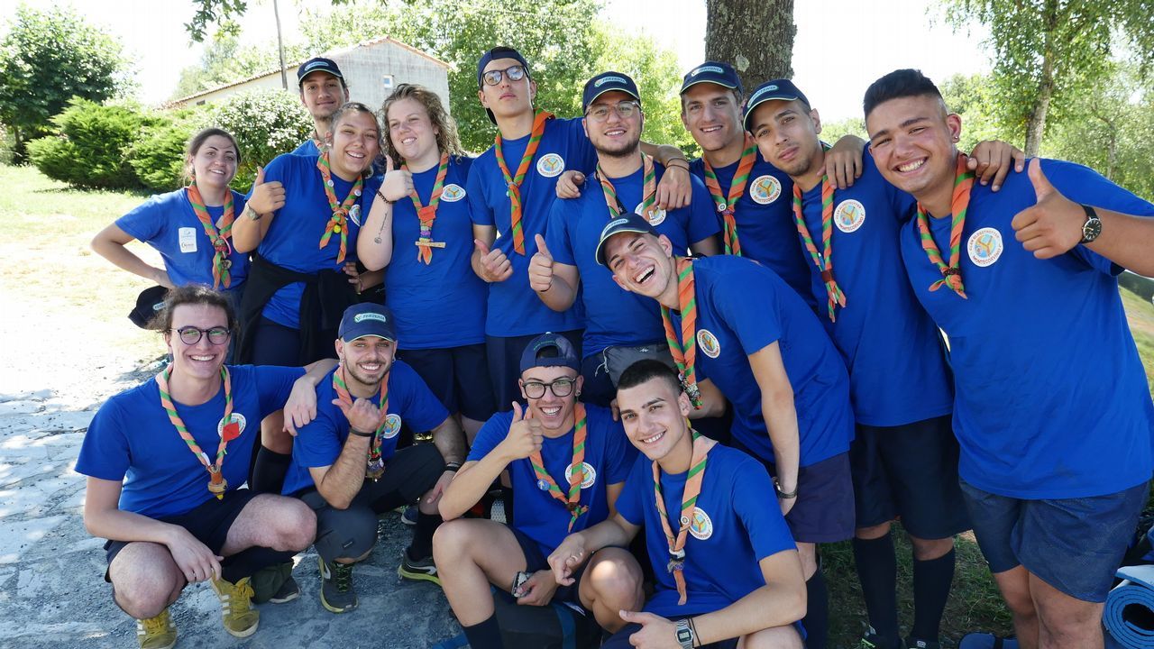 .Estos jóvenes italianos son scouts y hacen el Camino juntos