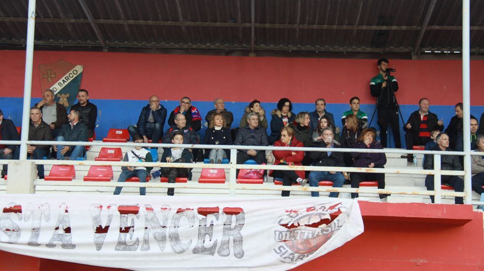 Gran ambiente en las gradas del estadio de Calabagueiros durante el CD Barco-UD Paiosaco