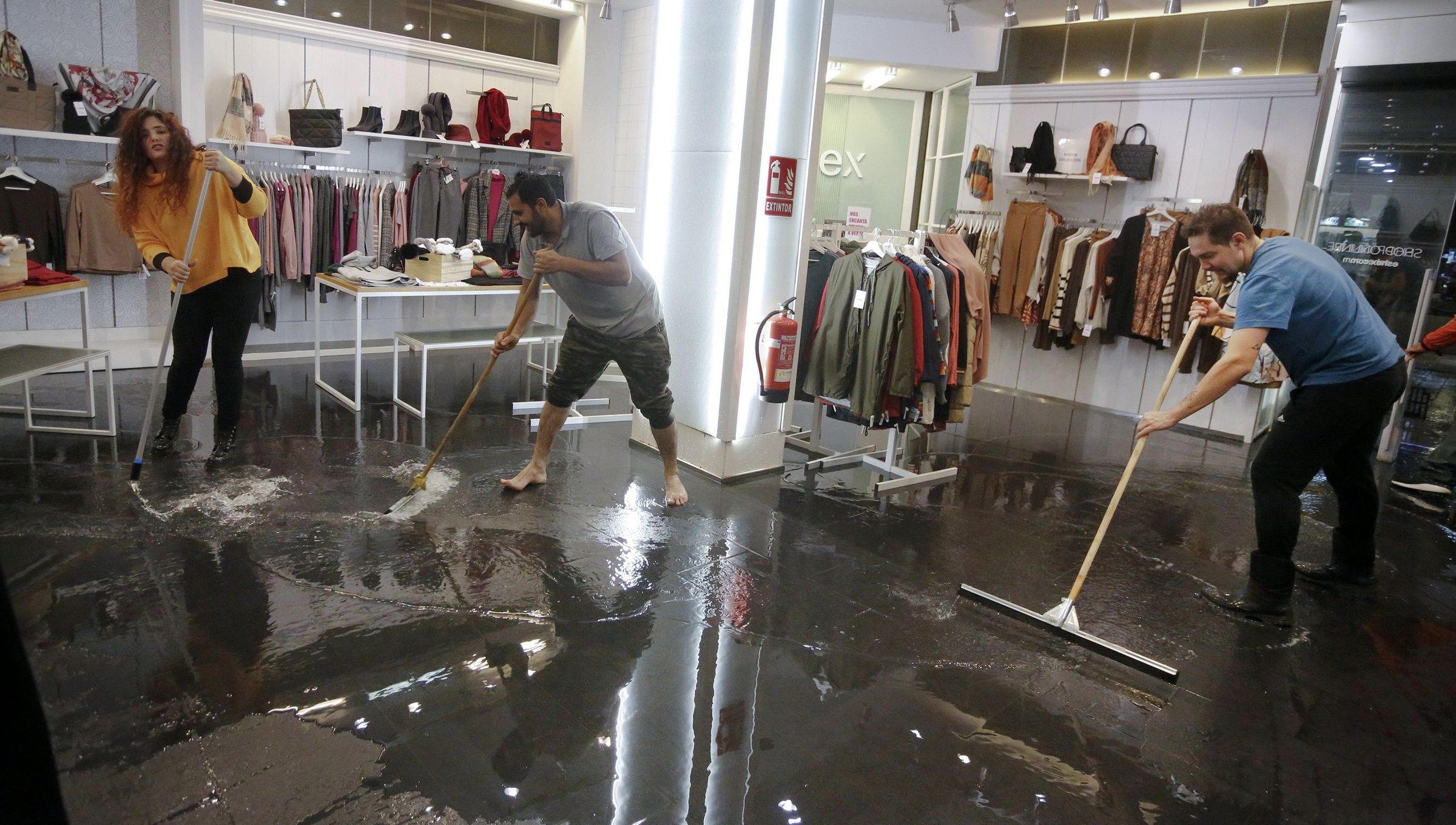 Inundaci�ns en Vilagarc�a. Traballos de achique de auga nunha das tendas da r�a rey Davi�a. 19/01/2023