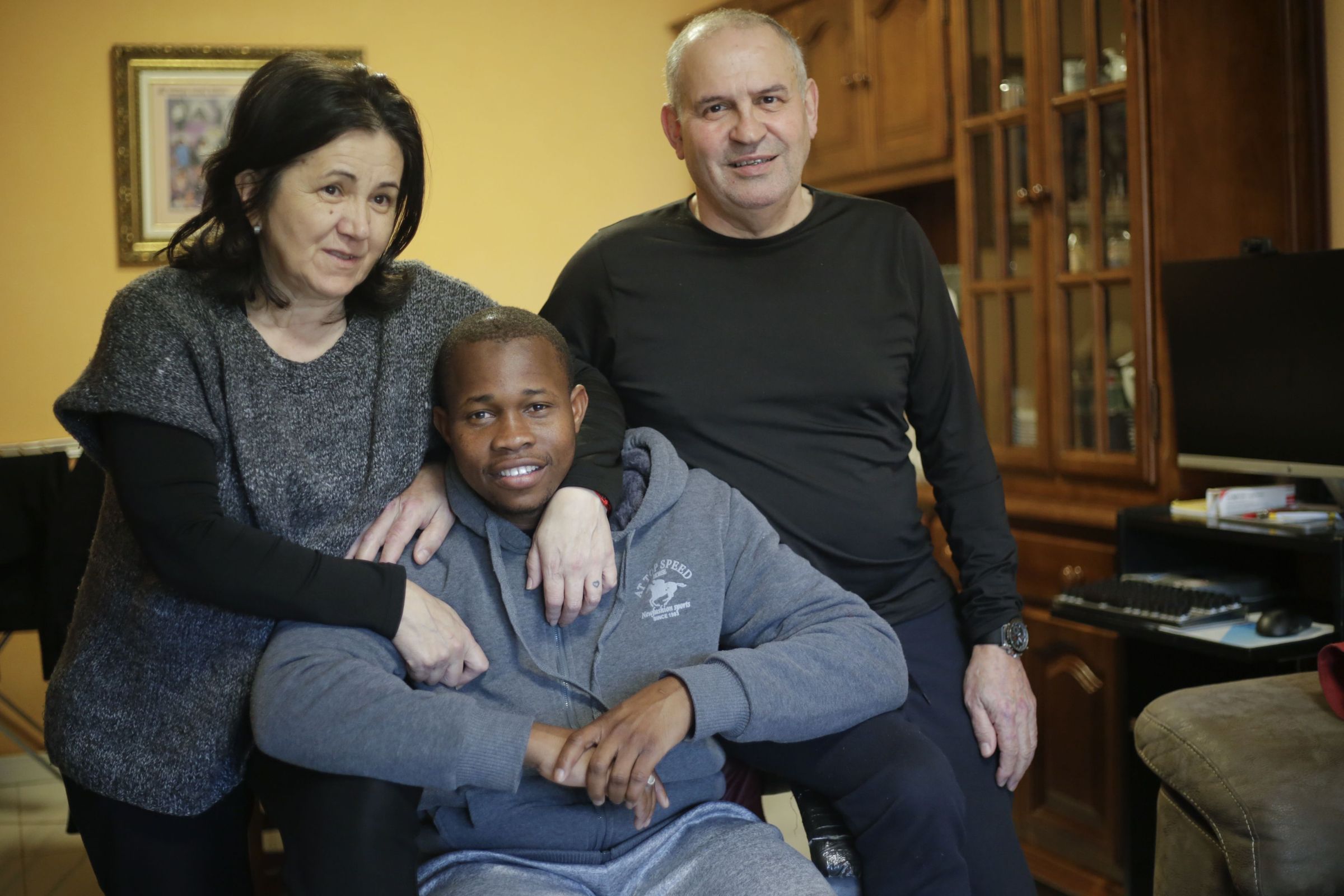 O refuxiado senegals, Assane Sall, acollido na casa de Manuel Manteiga e Mariluz Matanza. Unha man amiga. 28/02/2025