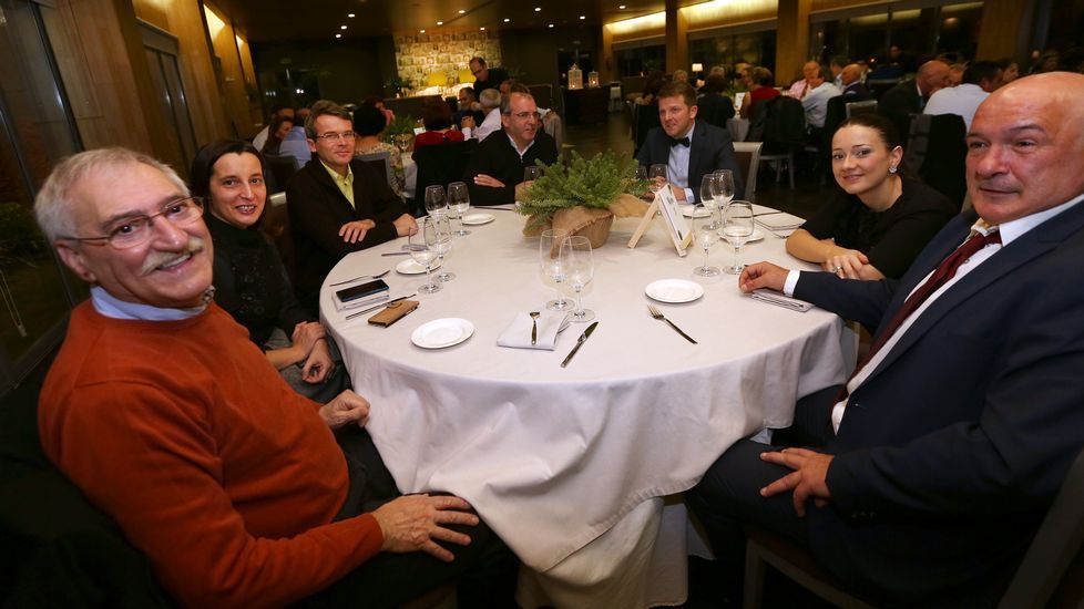 Homenaje al inspector jefe José Antonio Rilo en la cena benéfica de Renacer