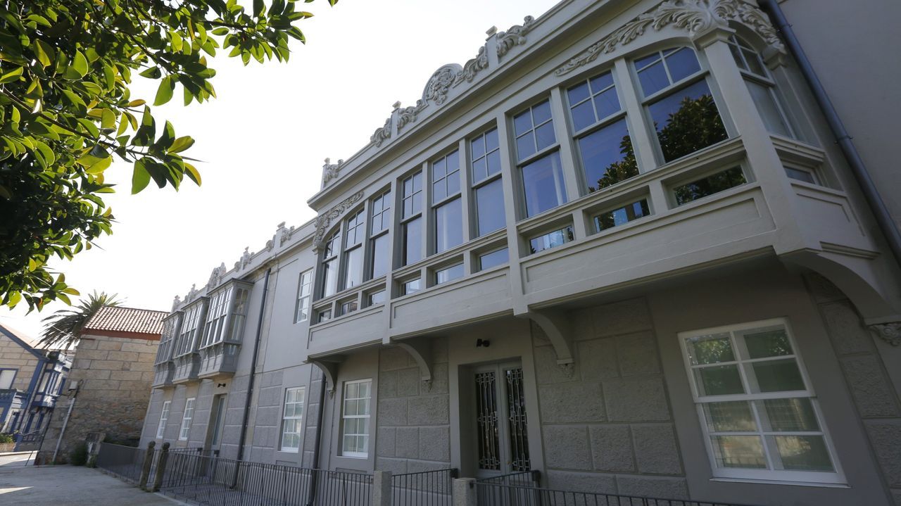 Escultura de la Bella Otero, Valga.Fachada de las casas modernistas de A Illa